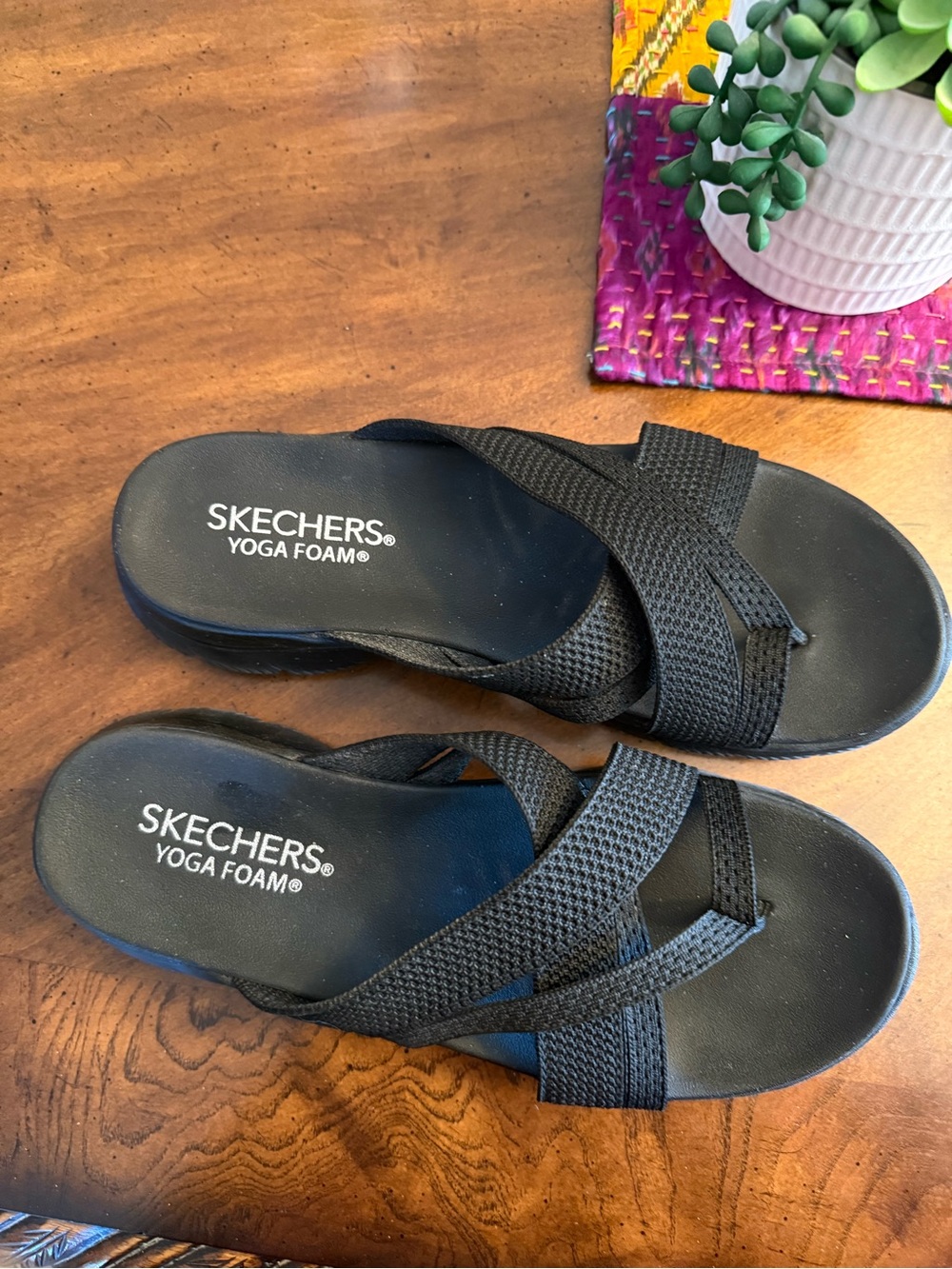 New Skechers Women's Black Yoga Foam Crisscross Slip-On Sandals - Picture 1 of 3
